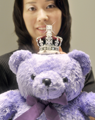 王冠つきテディベア、値段も女王級？ 写真4枚 国際ニュース：AFPBB News