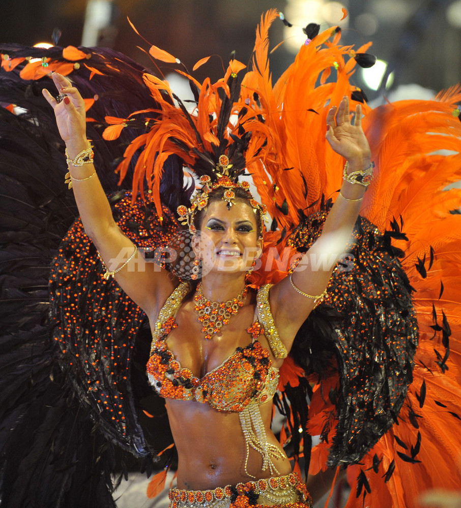 Поставь карнавал. Карнавал Рио 2013 танцовщицы. Бразильские танцовщицы. Танцовщицы на карнавале в Рио.. Бразильские танцовщицы на карнавале.
