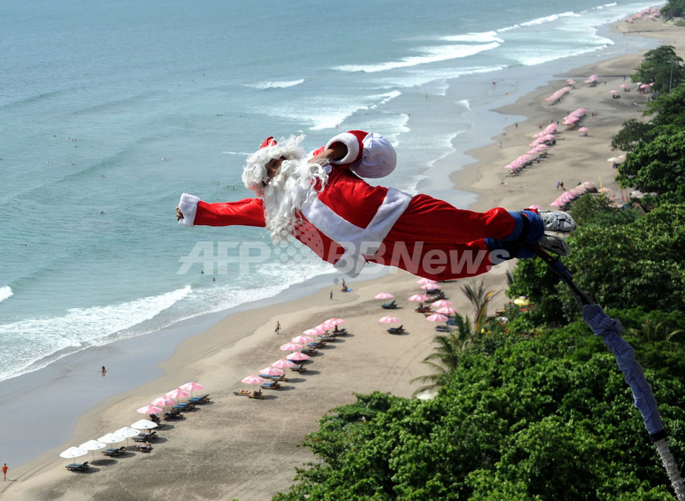 サンタがバンジージャンプ！ バリ島 写真8枚 国際ニュース：AFPBB News