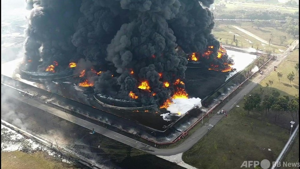 動画：製油所で大規模火災、5人重傷・1000人避難 インドネシア