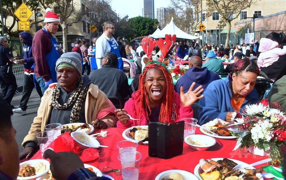 ホームレスの人たちにクリスマスの食事 米ロサンゼルス 写真11枚 国際ニュース Afpbb News