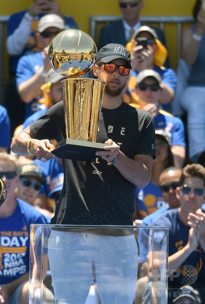 NBAファイナル制覇のウォリアーズ、地元で優勝パレード 写真8枚 国際