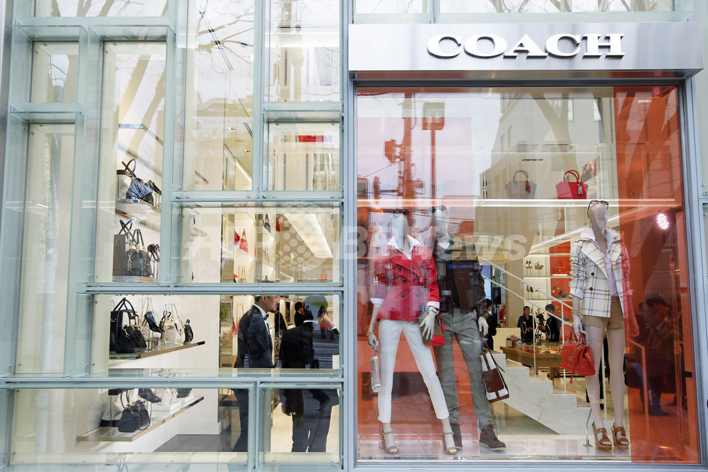 「コーチ」新クリエイティブ・ディレクターにスチュアート・ヴィヴァース