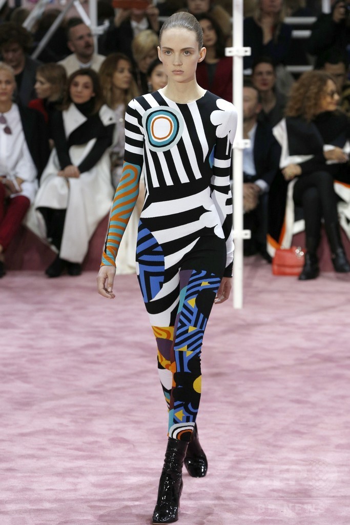 50～70年代の要素を取り入れた新たな女性像を提案、「ディオール」15年春夏オートクチュール