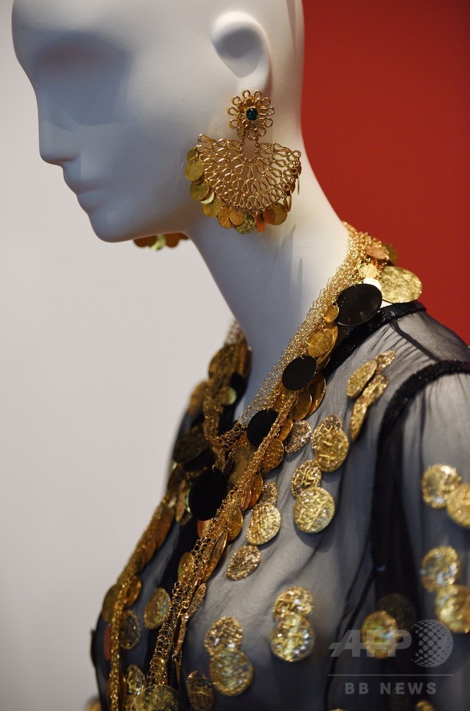 イヴ・サンローラン回顧展、英バウズ博物館で開催