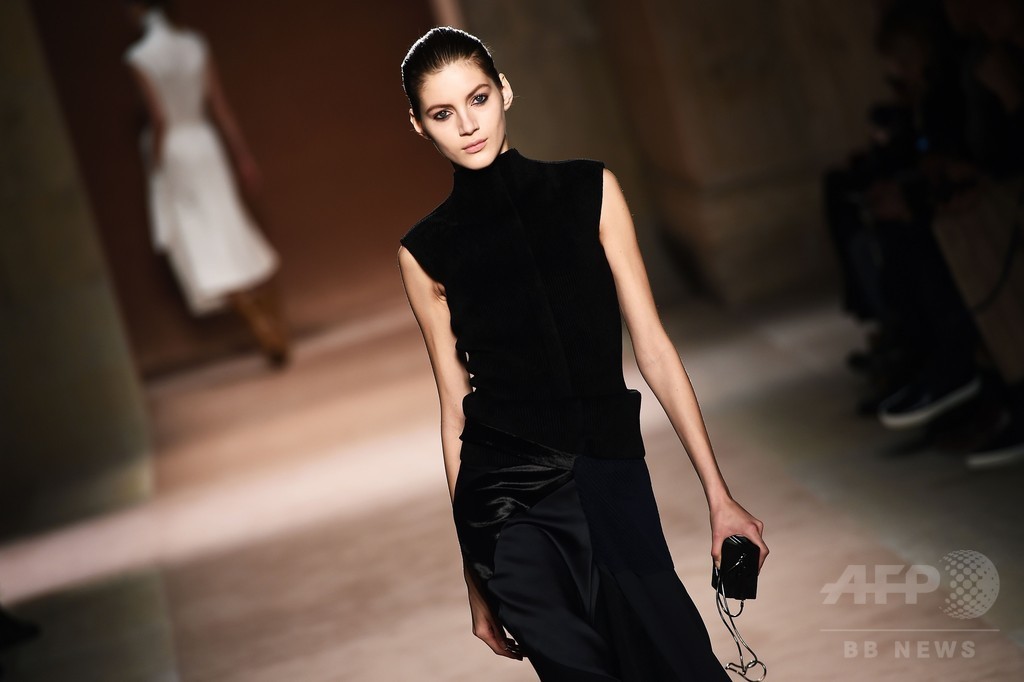 アシンメトリーな裾とドレープでフェミニンに、「ヴィクトリア ベッカム」15/16年秋冬