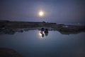 アラビア半島にある死海（Dead Sea）とその沿岸の温泉でくつろぐ人々。死海は、世界新七不思議を選出するオンライン投票の最終候補28か所の1つに選ばれている。

写真は、エンゲディ（Ein Gedi）キブツ（集団農場）そばの温泉に入るイスラエル人（2011年11月10日撮影）。(c)AFP/MENAHEM KAHANA