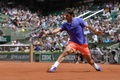 全仏オープンテニス、男子シングルス1回戦。リターンを狙うロジャー・フェデラー（2015年5月24日撮影）。(c)AFP/MIGUEL MEDINA