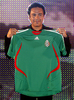 写真は、新ユニフォームを披露するメキシコのウーゴ・サンチェス（%%Hugo Sanchez%%）監督。（c）AFP/Luis ACOSTA