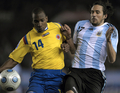 2010年サッカーW杯南アフリカ大会（%%2010 World Cup%%）南米予選第13節、アルゼンチン対コロンビア。試合はアルゼンチンが1-0でコロンビアを下した。南米予選は5節を残しているが、本戦への出場権が与えられる上位4位チームと5位以下のチームがはっきりと分かれている。13節を終えた上位にはブラジル、パラグアイ、チリ、アルゼンチンがつけている。アルゼンチンが1-0でコロンビアを下した。写真はボールを競るアルゼンチンのホナス・グティエレス（%%Jonas Gutierrez%%、右）とコロンビアのルイス・ペレア（%%Luis Perea%%）。（2009年6月6日撮影）（c）AFP/JUAN MABROMATA