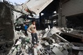 パレスチナ自治区ガザ地区ラファで、イスラエル軍の爆撃を受けたモスク（イスラム礼拝所）の状況を確かめる住民（2024年2月12日撮影）。(c)MOHAMMED ABED / AFP