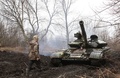 ウクライナ東部ルガンスク州に展開するウクライナ軍の戦車（2021年4月7日撮影）。(c)STR / AFP