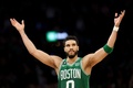 22-23NBAプレーオフ、イースタンカンファレス準決勝（7回戦制）、ボストン・セルティックス対フィラデルフィア・セブンティシクサーズ。交代時に喜ぶボストン・セルティックスのジェイソン・テイタム（2023年5月14日撮影）。(c)Adam Glanzman/Getty Images/AFP