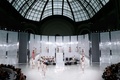 フランス・パリ市内で発表された「シャネル（CHANEL）」14年春夏オートクチュールコレクション（2014年1月21日撮影）。(c)AFP/PATRICK KOVARIK