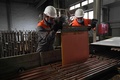 ロシア・シベリア東部ザバイカル地方で建設中のウドカン銅山コンビナートの内部（2021年9月27日撮影）。(c)Natalia KOLESNIKOVA / AFP