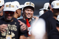 24MLBワールドシリーズ制覇を果たし、本拠地ドジャースタジアムで優勝を喜ぶロサンゼルス・ドジャースの山本由伸（2024年11月1日撮影）。(c)Ronald Martinez/Getty Images/AFP
