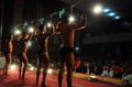 アフガニスタンの首都カブール（Kabul）で2日、「ミスター・アフガニスタン」を決めるボディビルの大会が開催された。イスラム原理主義組織タリバン（Taliban）政権下では、公衆の面前で裸を見せるこの大会は禁止されていた。写真は、自慢の筋肉を披露する参加者（2009年6月2日撮影）。(c)AFP/SHAH Marai