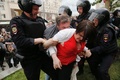 ロシアの首都モスクワで行われた反政府デモで、警官隊の写真を撮る参加者（2017年6月12日撮影）。(c)AFP/MMaxim ZMEYEV