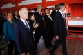 広島で開催中の先進7か国（G7）外相会合で、宮島を訪れたジョン・ケリー米国務長官（中央）ら各国外相と岸田文雄外相（2016年4月10日撮影）。(c)AFP/JONATHAN ERNST