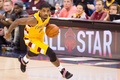 15-16NBA、クリーブランド・キャバリアーズ対ロサンゼルス・レイカーズ。ドリブルでボールを運ぶクリーブランド・キャバリアーズのカイリー・アービング（2016年2月10日撮影）。(c)AFP/Getty Images/Jason Miller