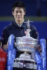 男子テニス、バルセロナ・オープン、シングルス決勝。トロフィーを手にする錦織圭（2015年4月26日撮影）。(c)AFP/JOSEP LAGO