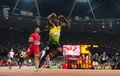 ロンドン五輪は11日、オリンピックスタジアム（Olympic Stadium）で陸上男子4×100メートルリレー決勝が行われ、ジャマイカが世界新記録の36秒84で金メダルを獲得した。

金メダルに歓喜するジャマイカのウサイン・ボルト（Usain Bolt、中央、2012年8月11日撮影）。(c)AFP/OLIVIER MORIN