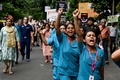 インド・コルカタ（旧カルカッタ）で、研修医レイプ殺人事件に抗議する医療従事者（2024年8月30日撮影）。(c)Dibyangshu SARKAR / AFP