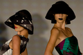 ブラジル・サンパウロで開催されたサンパウロ ファッションウィーク（Sao Paulo Fashion Week）で発表された「ネオン（Neon）」09/10秋冬コレクション（2009年1月23日撮影）。（c）AFP/Nelson Almeida