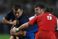 イングランドのショーン・ペリー（%%Shaun Perry%%）のタックルを振り払うフランスの%%Jean-Baptiste Poux%%（左）。(c)AFP/MARTIN BUREAU