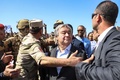パレスチナ自治区ガザ地区ラファと境界を接するエジプト側の検問所を訪れた国連（UN）のアントニオ・グテレス事務総長（中央、2023年10月20日撮影）。(c)Kerolos SALAH / AFP