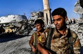 イスラム過激派組織「イスラム国（IS）」の「首都」とされたラッカで、ISの掃討作戦に臨むクルド人とアラブ人の合同部隊「シリア民主軍」の隊員（2017年10月16日撮影）。(c)AFP/BULENT KILIC