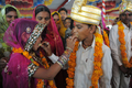 「売春婦の村」として知られるインド・グジャラート（Gujarat）州バディア（Vadia）村で開かれた集団結婚式で婚約を結ぶ少年少女（2012年3月11日撮影）。(c)AFP/Sam PANTHAKY