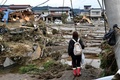 台風19号（アジア名：ハギビス）の影響を受けた長野県で、洪水の被害に見舞われた住宅を見つめる女性（2019年10月15日撮影）。(c)Kazuhiro NOGI / AFP