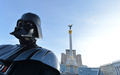 ウクライナの首都キエフ（Kiev）の独立広場に20日、人気映画『スター・ウォーズ（Star Wars）』シリーズに登場する悪役ダース・ベイダー（Darth Vader）が帝国軍兵士ストームトルーパーを伴って現れ、道行く人々に翌21日の「世界終末の日」から逃れられる「宇宙船の乗船チケット」を、缶詰やマッチ、コンドーム、トイレットペーパー、せっけん、電球などと一緒に配った。

このダースベイダーたち、実は同国の政党「ウクライナ・インターネット党（Ukrainian Internet Party）」の活動家。同党では何らかのアピール行動を起こす際、ダースベイダーやストームトルーパーの格好をするのが恒例となっている。

5000年以上続いてきた古代マヤ文明の「長期暦」が21日に区切りを迎えるにあたり、世界各地では「世界が滅亡する」と信じる一部の人々が話題となっている（2012年12月20日撮影）。(c)AFP/SERGEI SUPINSKY
