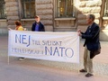 スウェーデン議会前で、同国の北大西洋条約機構（NATO）加盟に反対する横断幕を掲げる人々（2022年5月16日撮影）。(c)Lars SCHRODER / TT News Agency / AFP