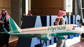 サウジアラビア格安航空会社（LCC）フライナスの機体の模型。同国の首都リヤドで行われた欧州航空機大手エアバスとの合意調印式で展示された（2017年1月16日撮影、資料写真）。(c)AFP PHOTO / FAYEZ NURELDINE