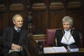 女性として初めて黒杖（こくじょう）官に就任したサラ・クラークさん（右）。英ロンドンの議会上院で（2018年2月20日撮影）。(c) AFP PHOTO / POOL / Victoria Jones