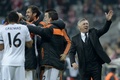 サッカー欧州チャンピオンズリーグ2013-14（UEFA Champions League 2013-14）準決勝第2戦、バイエルン・ミュンヘン（Bayern Munich）対レアル・マドリード（Real Madrid）。チームの4得点目を喜ぶレアル・マドリードのカルロ・アンチェロッティ（Carlo Ancelotti）監督（右、2014年4月29日撮影）。(c)AFP/CHRISTOF STACHE
