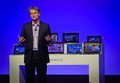 米マイクロソフト（Microsoft）が23日、今後の鍵となる中国市場で新型タブレット端末と基本ソフト（OS）「ウィンドウズ8（Windows 8）」を一足先に披露し、「速く、滑らかな」OSを約束した。

マイクロソフトは米国市場で26日、米アップル（Apple）の人気タブレット端末「iPad」の競合製品として開発された「サーフェス（Surface）」と、ウィンドウズ8を発売する。中国での発売も同日だ。

写真は、上海（Shanghai）で報道陣向けにウィンドウズ8とサーフェスを披露する、マイクロソフトの中国市場責任者、Ralph Haupter氏（2012年10月23日撮影）。(c)AFP