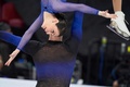 フィギュアスケート世界選手権、ペア・ショートプログラム（SP）。演技に臨むカナダのディアナ・ステラト・ドゥデク/マキシム・デシャン組（2024年3月20日撮影）。(c)Geoff Robins / AFP