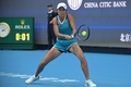 テニス、中国オープン、女子シングルス準々決勝。リターンを打つ張帥（2024年10月3日撮影）。(c)Jade Gao / AFP