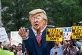 米首都ワシントンのトランプ・インターナショナル・ホテルの外でドナルド・トランプ米大統領に抗議する人々（2017年6月28日撮影）。(c)AFP/NICHOLAS KAMM