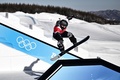 張家口の雲頂スノーパークで練習に臨むスノーボードスロープスタイルの選手（2022年2月2日撮影）。(c)MARCO BERTORELLO / AFP