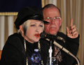 都内で会見する米歌手シンディ・ローパー（Cindi Lauper）さん。宮城県石巻市では小学校にピアノを送り、子供たちとともに桜の苗木を植えた（2012年3月12日撮影）。(c)AFP/Yoshikazu TSUNO