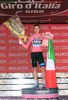 第96回ジロ・デ・イタリア（2013 Giro d&apos;Italia）、第2ステージ（イスキアからフォリーオ、17.4キロメートル、チームタイムトライアル）。総合首位（マリア・ローザ）を獲得し、表彰台で喜ぶスカイ（Sky Pro Cycling）のサルヴァトーレ・プッチオ（Salvatore Puccio、2013年5月5日撮影）。(c)AFP/LUK BENIES