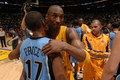 08-09NBA西カンファレンスプレーオフ1回戦、ロサンゼルス・レイカーズ（%%Los Angeles Lakers%%）対ユタ・ジャズ（%%Utah Jazz%%）第5戦。試合はレイカーズが107-96で勝利し、通算戦績を4勝1敗として同準決勝に進んだ。レイカーズは、コービー・ブライアント（%%Kobe Bryant%%）が両チーム最多の31得点を奪って勝利し、5戦目でジャズとのプレーオフ1回戦を制した。写真は試合を終え、とジャズのロニー・プライス（%%Ronnie Price%%）から祝福されるレイカーズのコービー・ブライアント（右）。（2009年4月27日撮影）(c)AFP/Getty Images/NBAE/Noah Graham