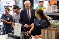 米首都ワシントンで、メキシコ料理店を訪れたジョー・バイデン大統領（中央、2023年5月5日撮影）。(c)Jim WATSON / AFP