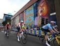 自転車世界選手権大会、エリート男子ロードレース。レースに臨むマチュー・ファン・デル・プール（中央、2023年8月6日撮影）。(c)Oli SCARFF/ AFP