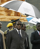 ジンバブエのハラレ（Harare）で行われた葬儀に出席するロバート・ムガベ（Robert Mugabe）大統領（2008年12月23日撮影）。(c)AFP/Desmond Kwande