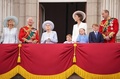 英ロンドンのバッキンガム宮殿のバルコニーで、エリザベス女王の在位70年を記念する祝賀飛行を見守る女王（左から3人目）ら王室メンバー（2022年6月2日撮影）。(c)Jonathan Brady / POOL / AFP